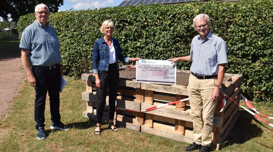 Ein erster Schritt: Karin Rechtien informierte Konrad Stromann (links) und Norbert Feldkamp über die Hochbeete. Foto: Lammert