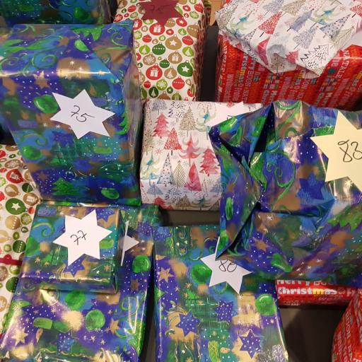 Wünsch dir was 2022: Fleißige Helferinnen haben 158 Geschenke gepackt!