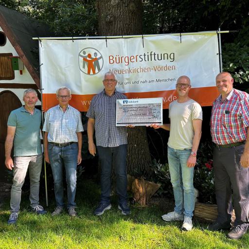 Initiativförderung 2024: Symbolische Scheckübergabe auf dem Biester „Hexenplatz“