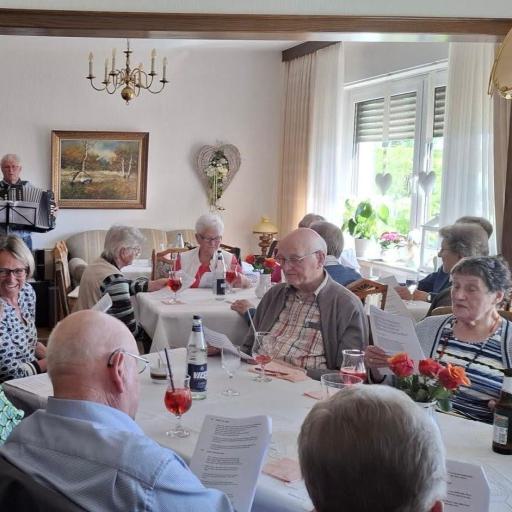 Bürgerstiftung gibt unseren 85-jährigen Kaffee und Kuchen aus