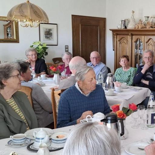 Bürgerstiftung gibt unseren 85-jährigen Kaffee und Kuchen aus